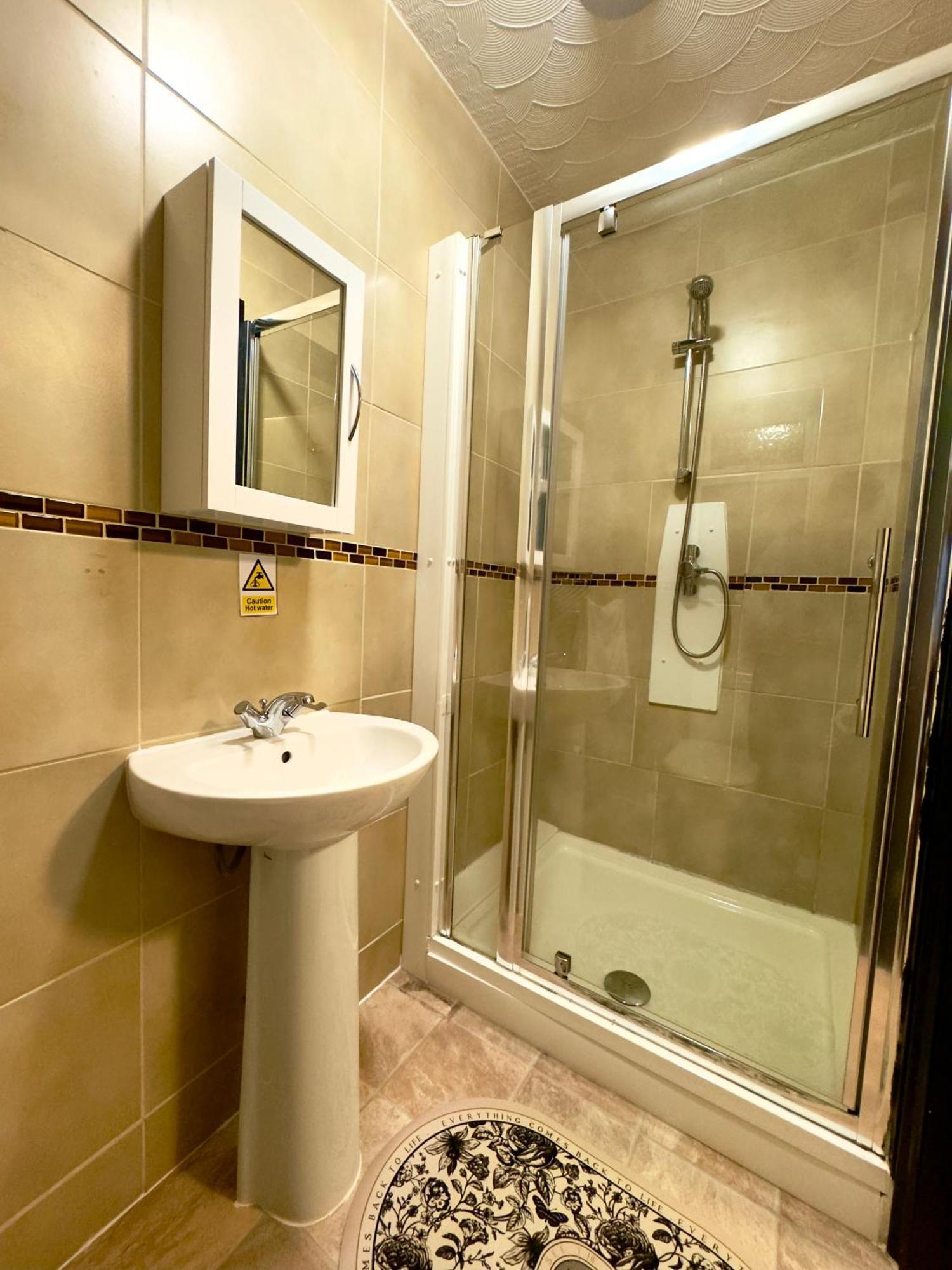 Coastal Park Accommodation Llanelli Buitenkant foto