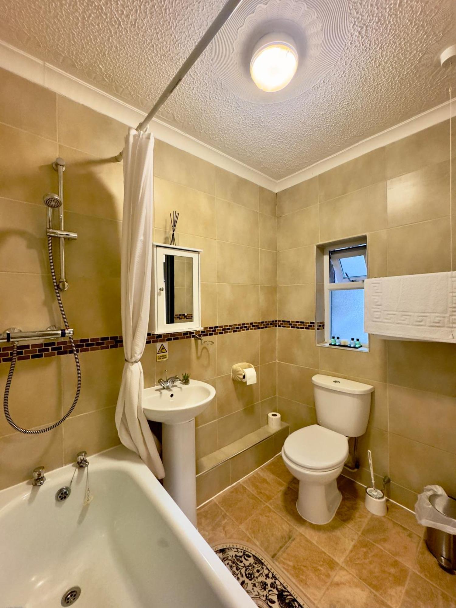Coastal Park Accommodation Llanelli Buitenkant foto
